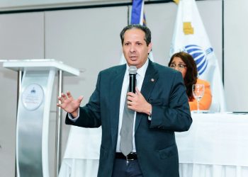 Ministro Atallah bien enfocado contra dengue