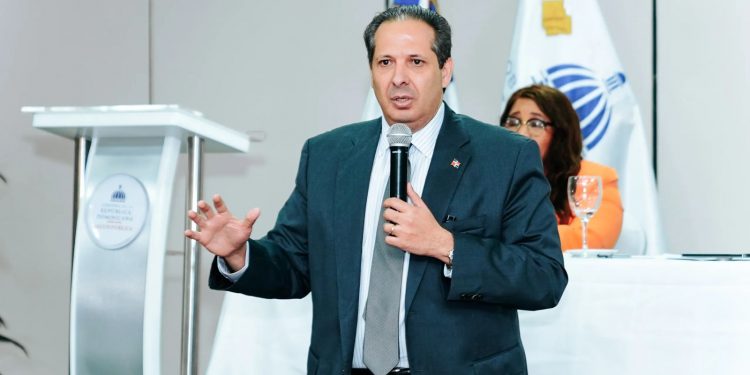 Ministro Atallah bien enfocado contra dengue