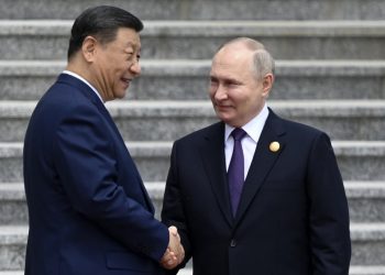 Xi Jinping selló sus vínculos militares con Putin con un inusual abrazo en medio de la invasión a Ucrania y la tensión por Taiwán