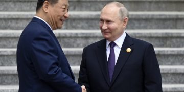 Xi Jinping selló sus vínculos militares con Putin con un inusual abrazo en medio de la invasión a Ucrania y la tensión por Taiwán
