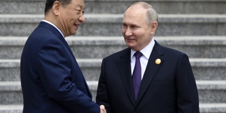 Xi Jinping selló sus vínculos militares con Putin con un inusual abrazo en medio de la invasión a Ucrania y la tensión por Taiwán