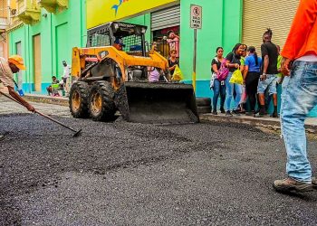 Alcalde Ulises Rodríguez cumple promesa de asfaltado y bacheo de calles en Santiago