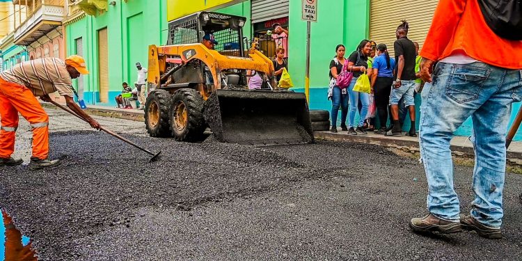 Alcalde Ulises Rodríguez cumple promesa de asfaltado y bacheo de calles en Santiago