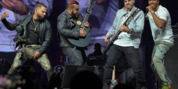 Mujer llevó su bebé a un concierto de Aventura