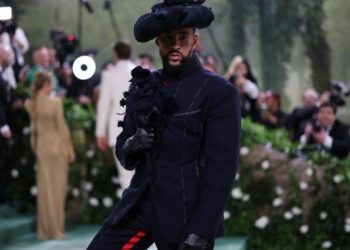 Invitados a la Met Gala lucen en la alfombra verde sus vestuarios más extravagantes