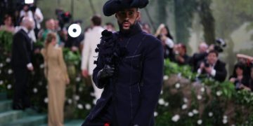 Invitados a la Met Gala lucen en la alfombra verde sus vestuarios más extravagantes