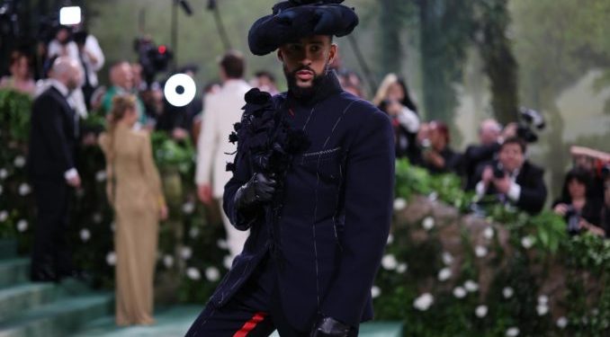 Invitados a la Met Gala lucen en la alfombra verde sus vestuarios más extravagantes
