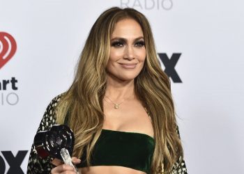 Jennifer López dice «Las mujeres hemos estado salvando el mundo desde que empezó la humanidad»