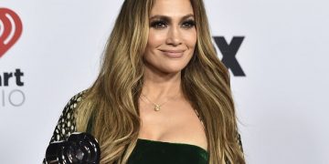 Jennifer López dice «Las mujeres hemos estado salvando el mundo desde que empezó la humanidad»