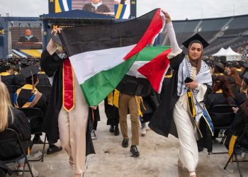 Cerca de 50 estudiantes interrumpieron una ceremonia de graduación de la Universidad de Michigan en protesta por la guerra en Gaza