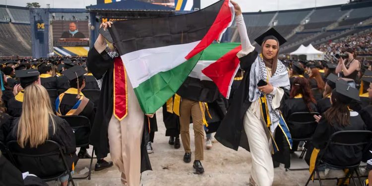 Cerca de 50 estudiantes interrumpieron una ceremonia de graduación de la Universidad de Michigan en protesta por la guerra en Gaza