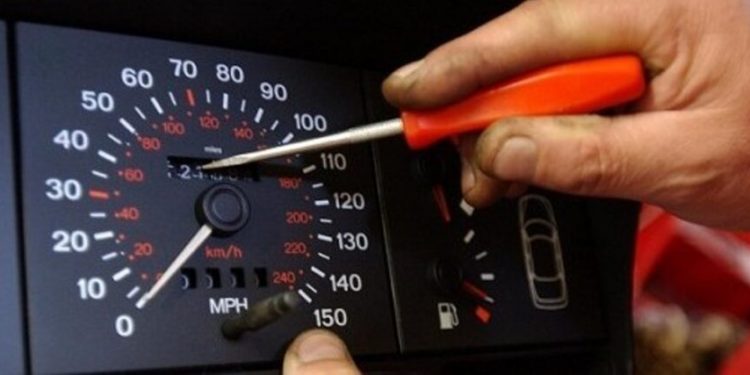 ¿Cómo saber si el kilometraje del auto que vas a comprar ha sido alterado?