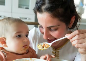 Por qué los bebés dicen primero papá antes que mamá, según los especialistas