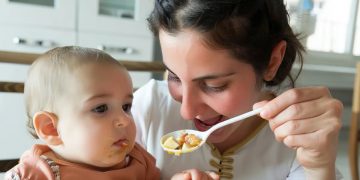 Por qué los bebés dicen primero papá antes que mamá, según los especialistas