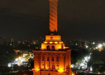 El Monumento a los Héroes de la Restauración se Ilumina de naranja en apoyo al Día Mundial de la Esclerosis Múltiple