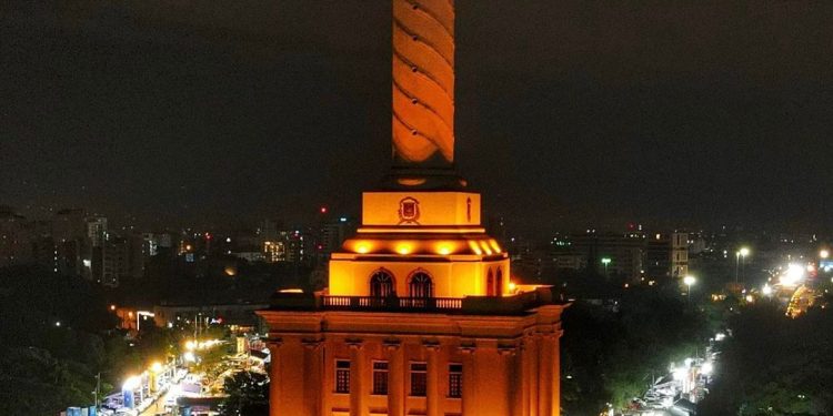 El Monumento a los Héroes de la Restauración se Ilumina de naranja en apoyo al Día Mundial de la Esclerosis Múltiple