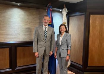 Vicepresidenta recibe al rey Felipe VI durante escala en RD; el monarca confirmó su asistencia a juramentación de Abinader