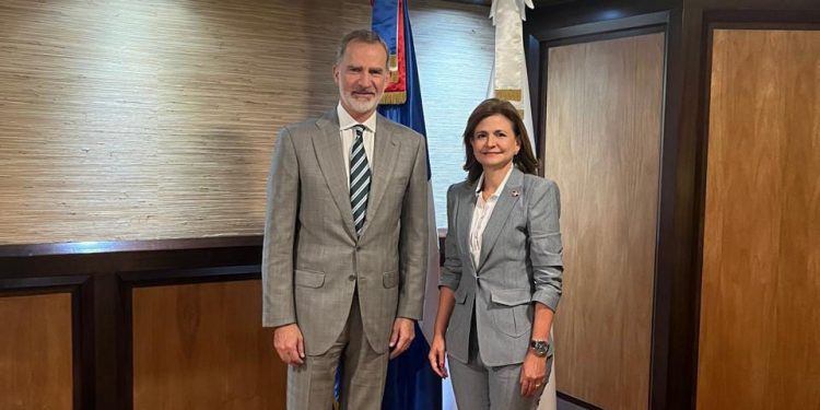 Vicepresidenta recibe al rey Felipe VI durante escala en RD; el monarca confirmó su asistencia a juramentación de Abinader