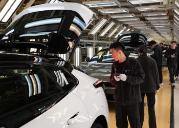 ¿Cómo fue que China se convirtió en líder mundial de la fabricación de coches y paneles solares?