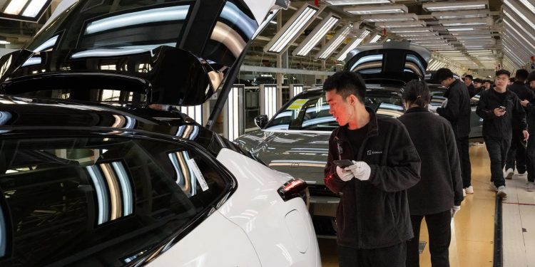 ¿Cómo fue que China se convirtió en líder mundial de la fabricación de coches y paneles solares?