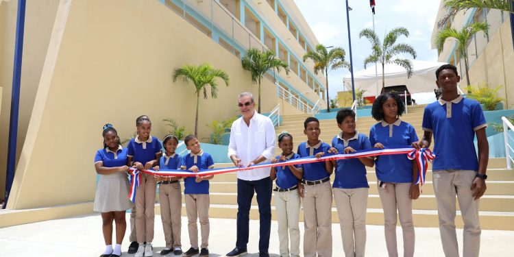 Presidente Abinader inaugura escuelas y apartamentos en la provincia Santo Domingo