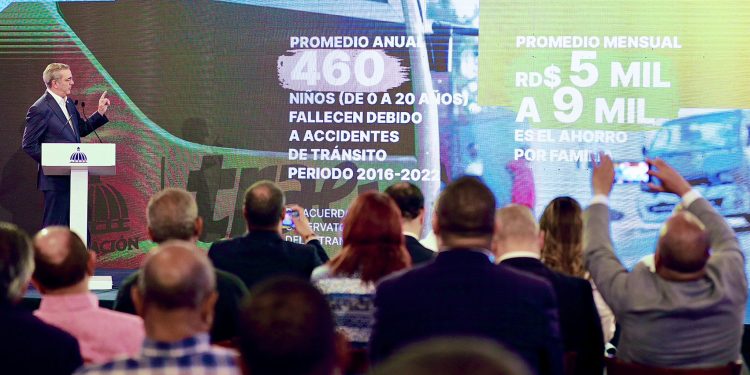 Presidente Abinader presenta el ahorro que representa para las familias el Sistema Nacional de Transporte Estudiantil