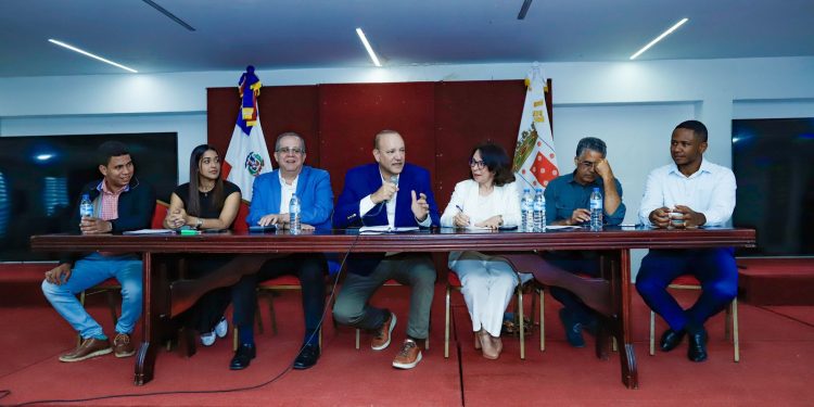 Alcalde Ulises Rodríguez realiza encuentro con Federación de Juntas de Vecinos de Santiago