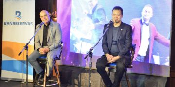Alex Bueno celebra en Santiago 40 años en el arte con concierto sinfónico