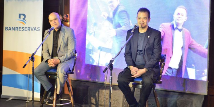 Alex Bueno celebra en Santiago 40 años en el arte con concierto sinfónico