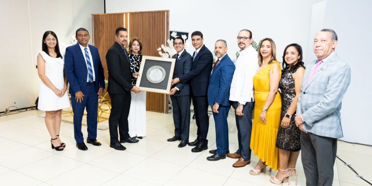 El Departamento de Nutrición del HRUJMCB reconoce al Dr. Bernardo Hilario en la graduación y décimo aniversario de la Residencia de Nutrición Clínica