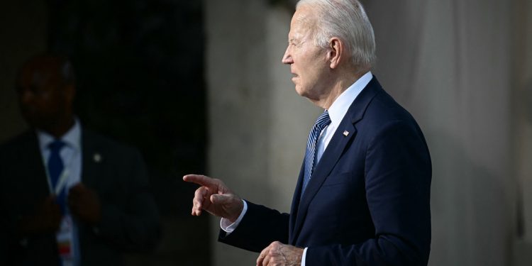 Tucker Carlson: «Biden está muriendo en tiempo real ante nosotros»