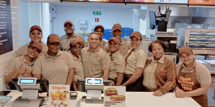 Burger King Apertura Restaurante en el Km. 9 ½ Ave. Independencia, Centro Comercial JJ González