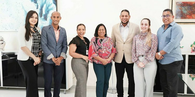 CAID Santiago recibe visita de la comisión de la Asociación de Locutores de Santiago