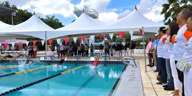 Comienza XXIII Campeonato de natación de Santiago, estrenan remozada piscina
