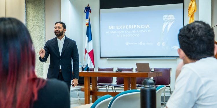 Banco Popular participa en charlas educativas junto a la PUCMM en Santiago