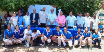 Chris Duarte de la NBA visita liceo de Santo Domingo Oeste junto al INEFI