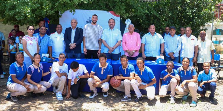 Chris Duarte de la NBA visita liceo de Santo Domingo Oeste junto al INEFI