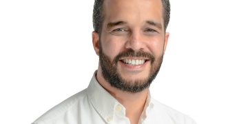 Daniel Santos renuncia al PLD denunciando conflictos internos y desconexión con la realidad dominicana