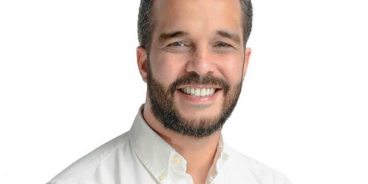 Daniel Santos renuncia al PLD denunciando conflictos internos y desconexión con la realidad dominicana