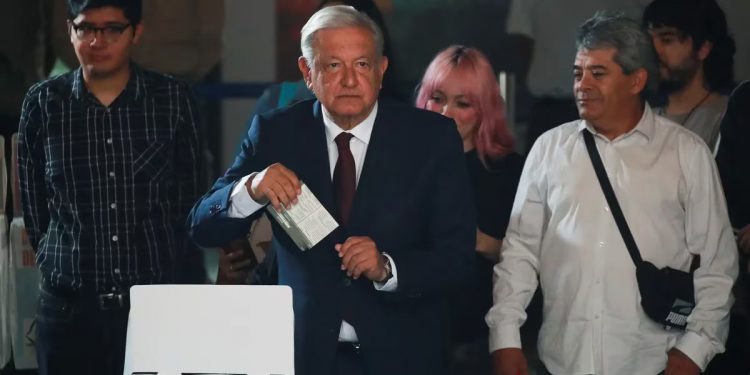 Elecciones en México: el presidente López Obrador emitió su voto en el centro de la capital