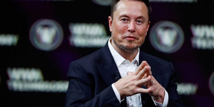 Elon Musk amenaza con prohibir a sus empleados usar dispositivos Apple 