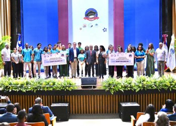 Estudiantes de Azua y del DN ganan en la séptima edición del concurso Me Gradúo con el TCRD