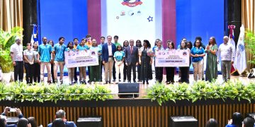 Estudiantes de Azua y del DN ganan en la séptima edición del concurso Me Gradúo con el TCRD