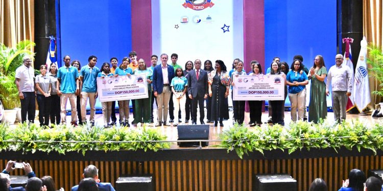 Estudiantes de Azua y del DN ganan en la séptima edición del concurso Me Gradúo con el TCRD