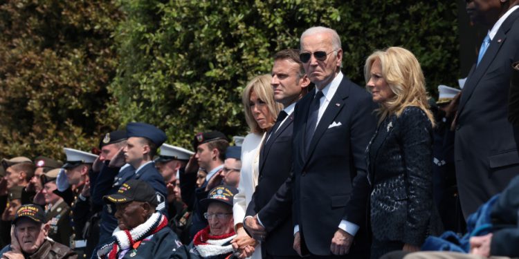Biden se despista de nuevo e intenta sentarse en una silla que no existe