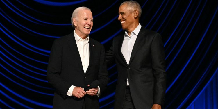 Biden queda paralizado en el escenario y tiene que sacarlo Obama (VIDEO)