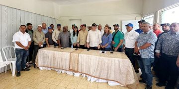 Ministro Limber Cruz visita zonas afectadas de Constanza