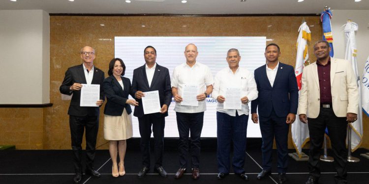 MAP, Liga Municipal y FEDOMU realizan seminario y firman acuerdo para el fortalecimiento institucional del Ayuntamiento de Santiago