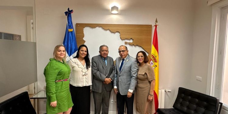Médicos y diplomáticos en España valoran obra científica del doctor Plutarco Arias