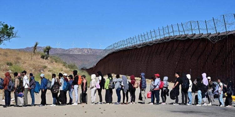 Migrantes continúan cruzando la frontera de EEUU pese a nuevas restricciones de Biden